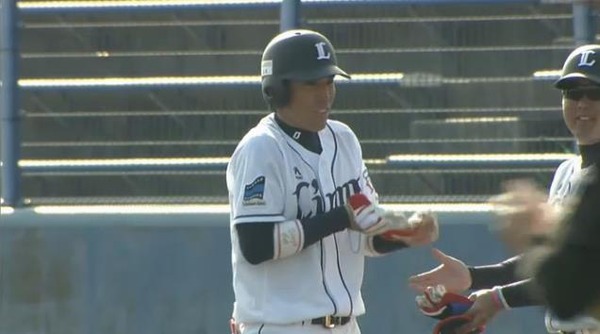 9回裏2駒月フォアボール1塁2塁木村昇吾タイムリー (3)