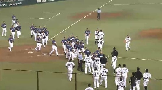 12回裏３森デッドボール (10)