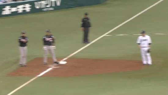 ７回表１投手バスケスクルーズ２ベース (2)