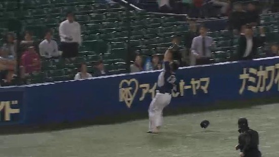 ７回裏５角中サードフライ (2)