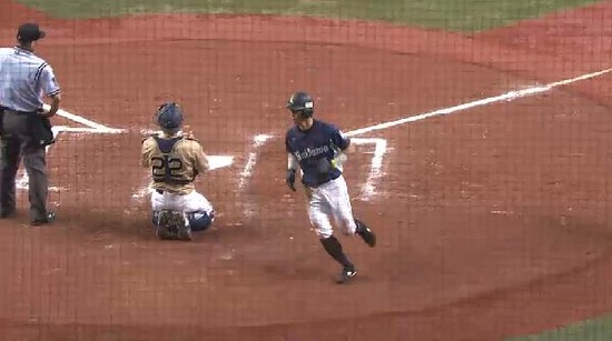 ９回裏４森フォアボール押し出し (6)