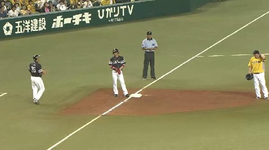 ５回表１明石３ベース本多タイムリー (1)