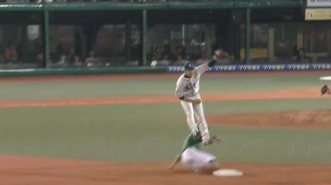 6回裏1炭谷悪送球3塁 (2)