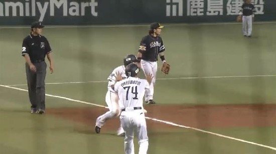 ８回裏３脇谷ヒット１塁３塁 (1)