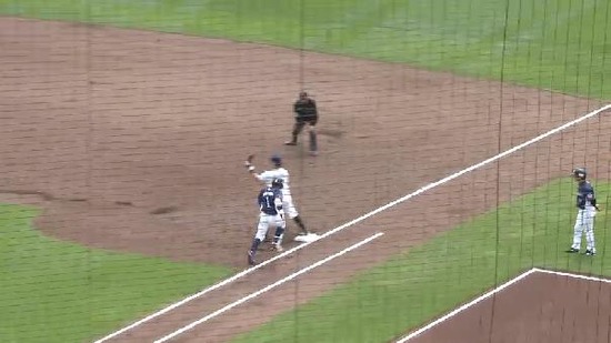 1回表2栗山ゲッツー (2)