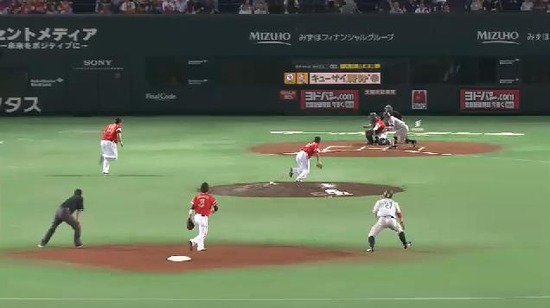 7回表2林崎バント空振り炭谷戻れず (1)