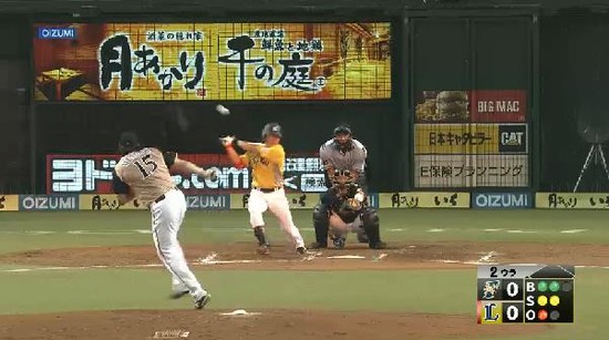 ２回表１脇谷ヒット外崎バント (1)