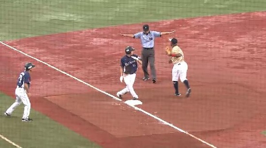 ３回表２牽制ミス一気に３塁へ (4)