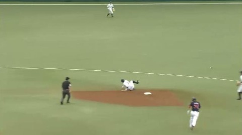 4回表1山崎タイムリーエラー (2)