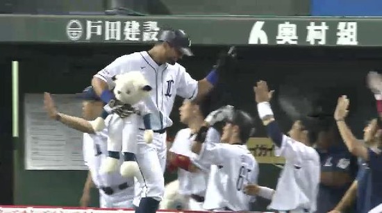 8回裏3メヒア3ラン (2)