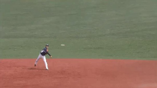 2回表４ショートゴロ (2)