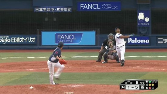 ９回裏２バル捕手フライ (1)