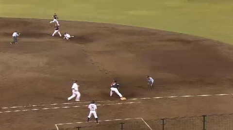 8回裏3中村併殺 (4)