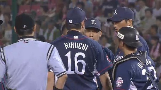 ７回裏２脚が吊る (1)