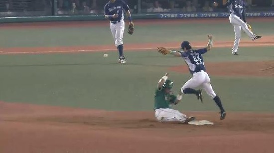 ５回裏１内野安打と岸悪送球１塁２塁 (2)
