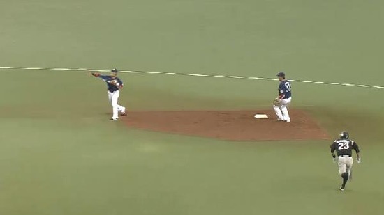 ７回表３田村ショートゴロ３塁ランナータッチアウト (2)