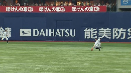 3回裏2秋山ナイスプレー駿太戻れず (3)