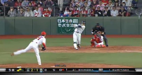 ５回表１栗山犠牲フライ (1)