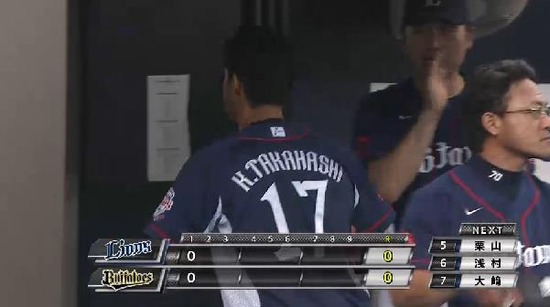 １回裏４カラバイヨライトフライ (1)