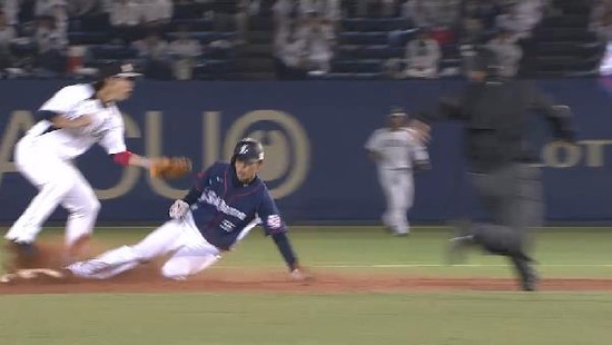 ４回表１秋山ヒット盗塁 (2)