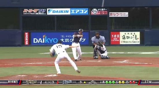 ９回表２秋山２ベース (2)
