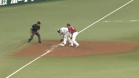 7回裏2代打大崎ヒット満塁 (4)