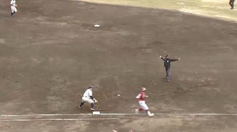 １回裏１サード山崎送球ミス