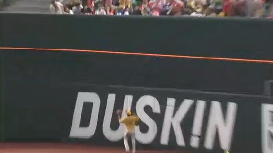 4回表2栗山3ラン (7)