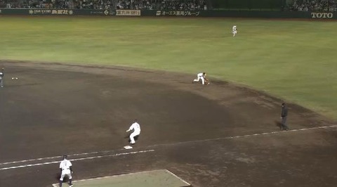 ９回浅村ヒット（本多ボールが手につかない） (1)