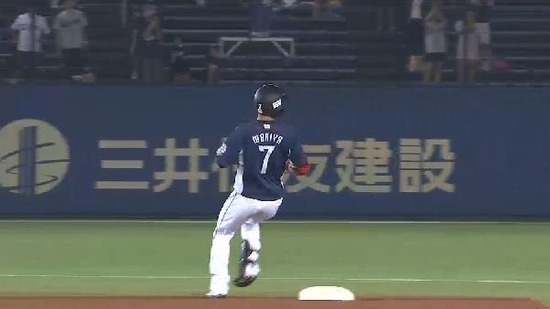 １回表１脇谷２ベース (3)