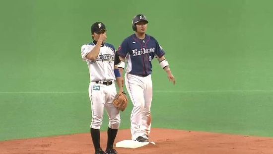 ８回表２大崎バント２塁 (2)