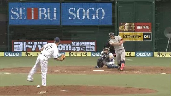 ４回表６安達２点タイムリー (2)