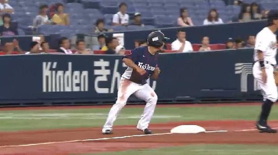 ２回表２岡田12球目をヒット１塁３塁 (1)