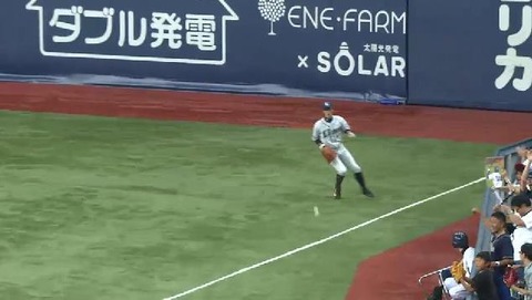 ９回裏５岡田タイムリー２ベース (2)