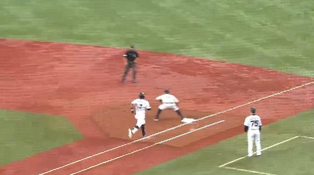 １回裏２糸井併殺 (2)