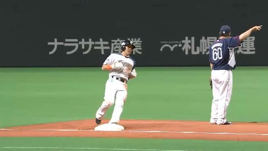 ３回裏１杉谷ヒット、牽制メヒア悪送球３塁 (2)