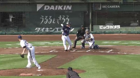 ６回表１金子四球秋山ヒット２アウト１塁２塁 (2)