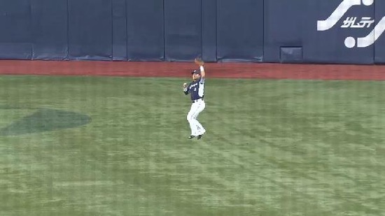 １回裏３トカダ犠牲フライ森無駄な送球２塁 (3)