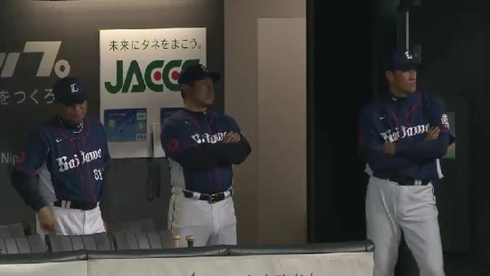 ５回裏１ヒットとフォアボール２つ１アウト満塁 (1)