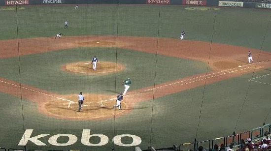８回裏１外崎エラーランナー２塁 (2)