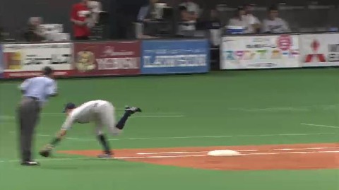 ８回裏１永江の悪送球もあり１失点 (3)