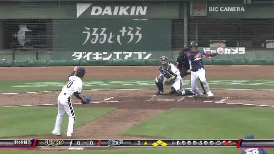 2回表5金子初球打ちゴロアウト (2)