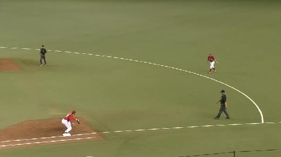 2回裏4炭谷セカンドゴロ (1)