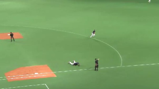 1回裏３岡ファーストゴロメヒアダイビング (2)