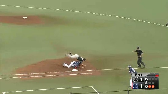 ５回裏１牽制ミス２塁秋山 (3)
