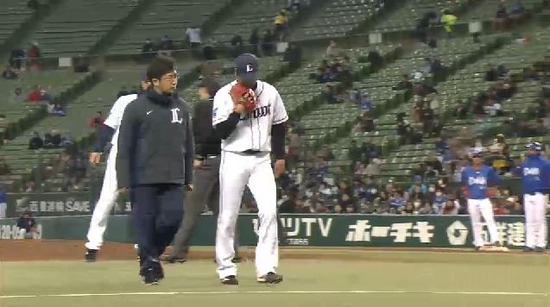 ８回表３宮田投直左手 (2)