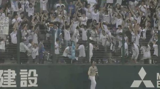 ９回裏１秋山２８試合連続安打HR (4)