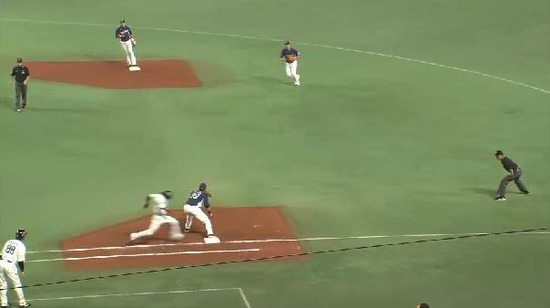 ４回裏１牧田 (3)