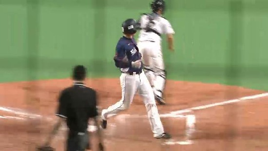 ９回表３浅村タイムリー３ベース浅間後逸 (1)