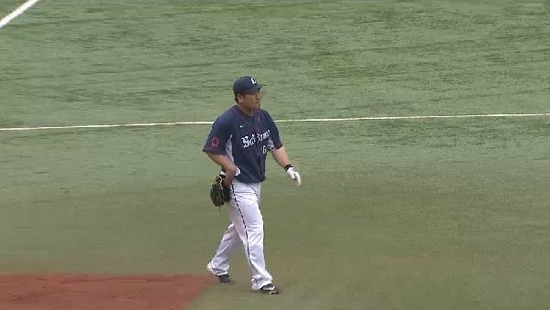 ５回裏１中村エラー岩尾 (1)